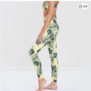 Beyond Yoga Olympus Floral Sunrise
High Waisted leggings size medium